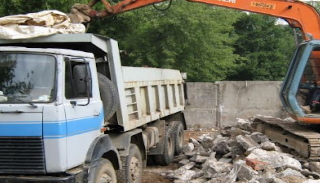Вывоз строительного мусора с участка в Тобольске недорого от 1569 руб. | 2Землекопа-Тбл